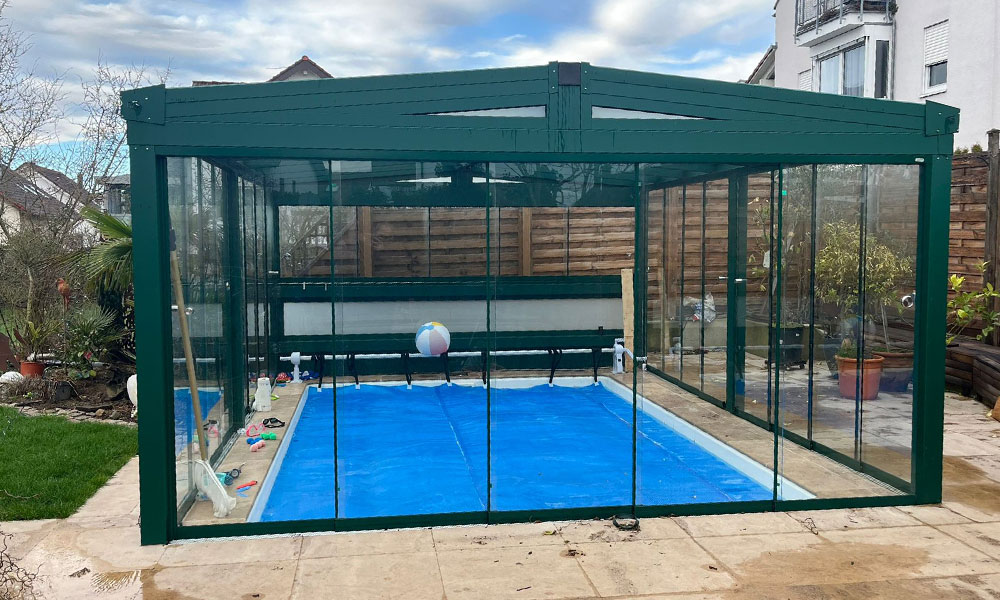 Schwimmbad-Alu-Glas-Dach-mit-Glas-Seitenwänden