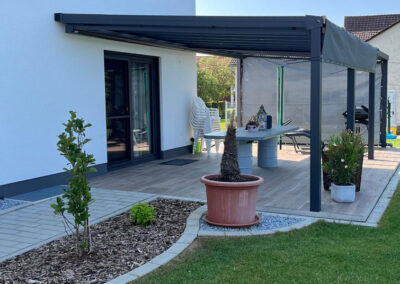 Terrassendach-mit-Garten